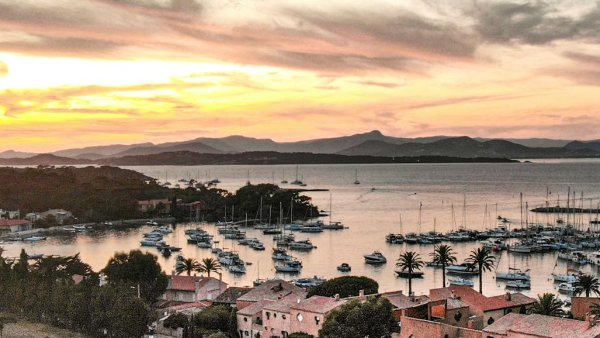 Saint-Tropez: where pirate legends meet port landscapes and artistic traces
